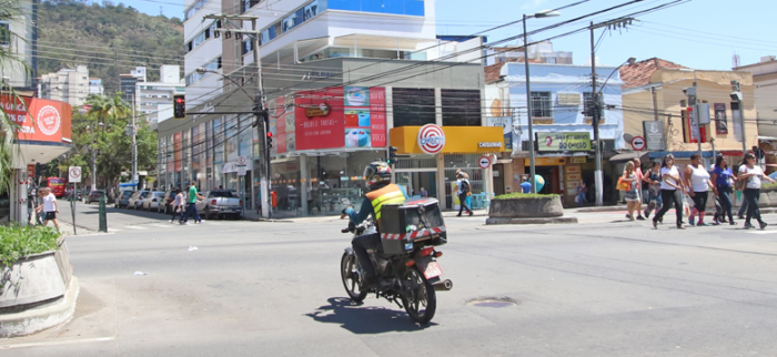 Motociclista é flagrado avançando sinal