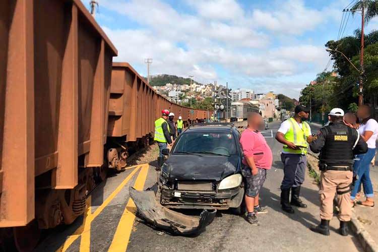 Carro Colide Contra Trem No Mariano Proc Pio