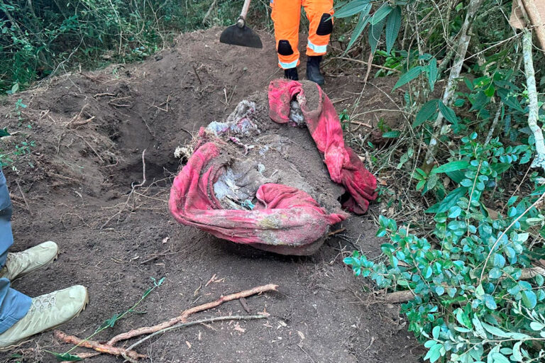 Casal Suspeito De Matar Comerciante Enterrar Corpo E Se Esconder Em