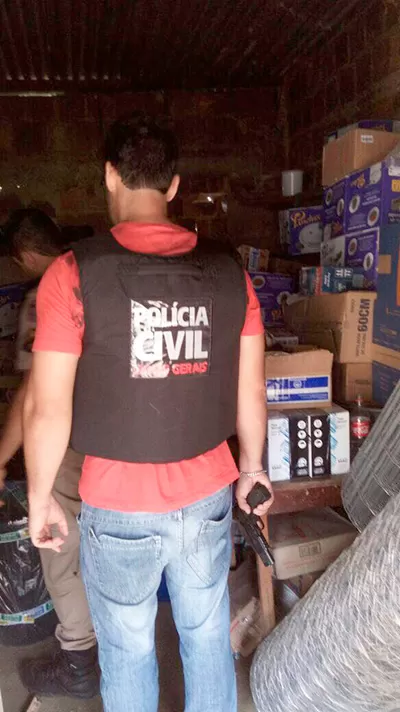 Caminhoneiro é feito refém e amarrado em árvore durante assalto 1 policia civil operação roubo de carga
