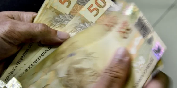 Brasileiros que nasceram em julho ou agosto recebem R$ 200 - Imagem: Marcello Casal Jr/Agência Brasil
