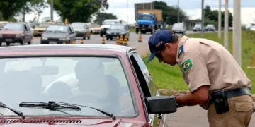 Detran chega de supetão e crava multa e pontos na CNH por infração - Imagem: Agência Brasil