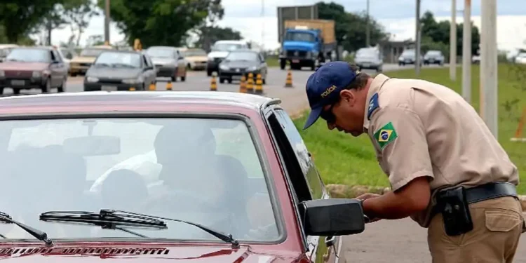 Detran chega de supetão e crava multa e pontos na CNH por infração - Imagem: Agência Brasil