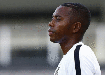 Robinho está de volta e se torna treinador de futebol - Imagem: Divulgação/Ricardo Saibun/Santos FC
