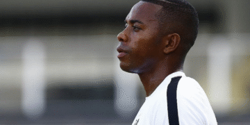 Robinho está de volta e se torna treinador de futebol - Imagem: Divulgação/Ricardo Saibun/Santos FC