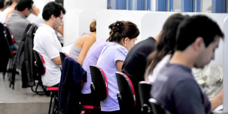 Concurso público oferece vagas com salários de R$ 34 mil - Imagem: Agência Brasil