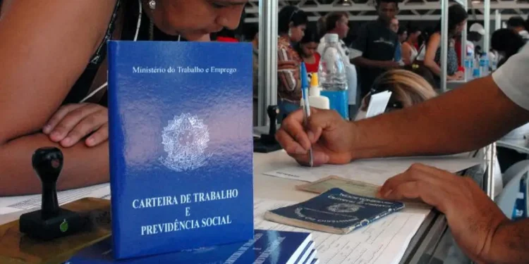 Exigência da lei trabalhista é clara: você precisa fazer isso pra tirar férias - Imagem: Marcello Casal jr/Agência Brasil
