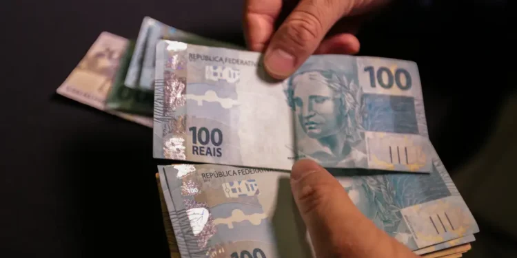 Pessoas que nasceram entre abril e maio vão ganhar saque milionário - Imagem: Marcello Casal Jr/Agência Brasil