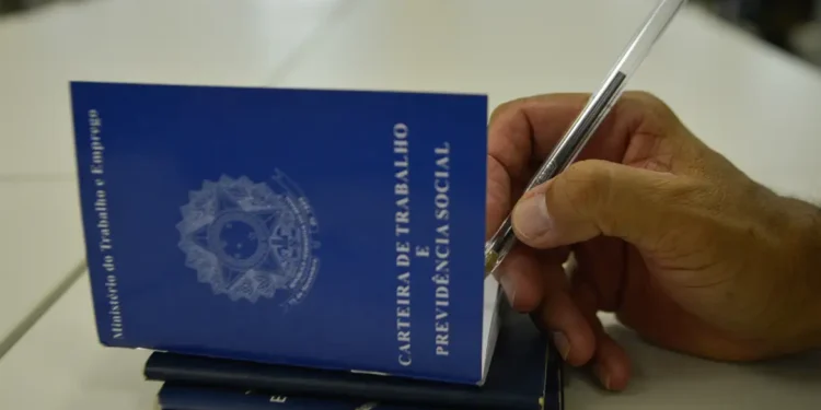 Quem trabalhou por 30 dias em 2023 pode ter PIX surpresa no banco - Imagem: Marcello Casal Jr/Agência Brasil