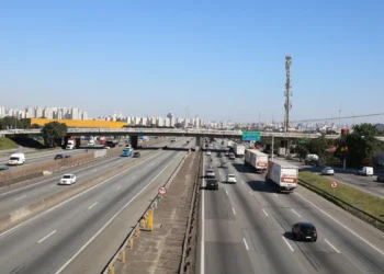 Qual o valor da multa para quem fica no encostamento da estrada? - Imagem: Rovena Rosa/Agência Brasil