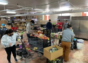 Famílias de baixa renda dos EUA recorrem a doações - Imagem: Divulgação/Pilsen Food Pantry
