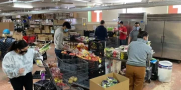 Famílias de baixa renda dos EUA recorrem a doações - Imagem: Divulgação/Pilsen Food Pantry