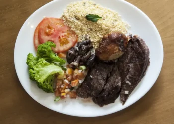 Se o funcionário falta no trabalho, o vale-alimentação é descontado? - Imagem: Agência Brasil
