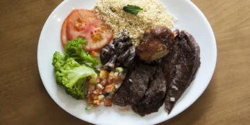 Se o funcionário falta no trabalho, o vale-alimentação é descontado? - Imagem: Agência Brasil