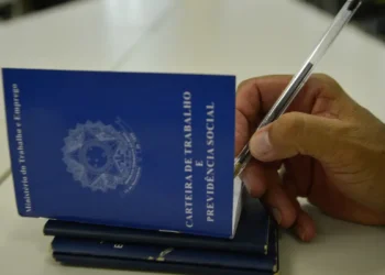 Lei do salário mínimo dispara três alertas que todo CLT precisa saber - Imagem:  Marcello Casal Jr/Agência Brasil
