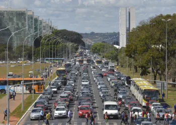Motoristas podem perder pontos se usarem alertas de radares via app - Imagem: Agência Brasil