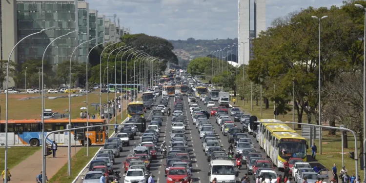 Motoristas podem perder pontos se usarem alertas de radares via app - Imagem: Agência Brasil