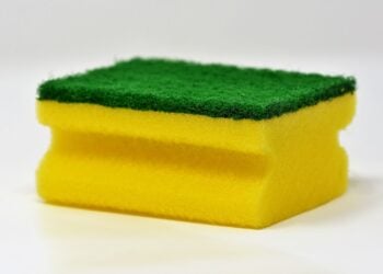 Amarelo ou verde? Qual o lado certo da esponja para cada limpeza