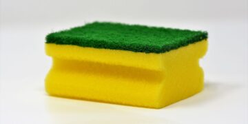 Amarelo ou verde? Qual o lado certo da esponja para cada limpeza