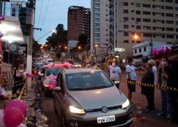 A centenária foi saudada com buzinaço no Manoel HonórioFoto: Bruna Souza Bernardino