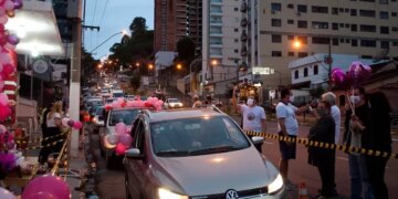 A centenária foi saudada com buzinaço no Manoel HonórioFoto: Bruna Souza Bernardino