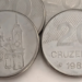 Quem tem moeda de 20 centavos de cruzeiro pode vender por esse valor