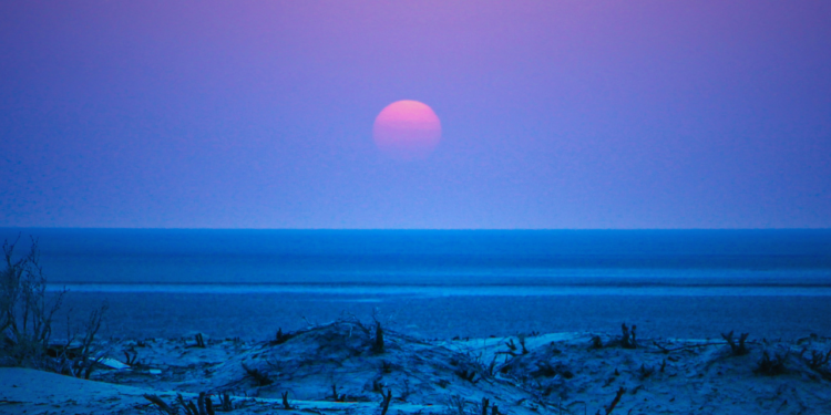 Ciência finalmente descobre motivo do Sol ter ficado azul por meses