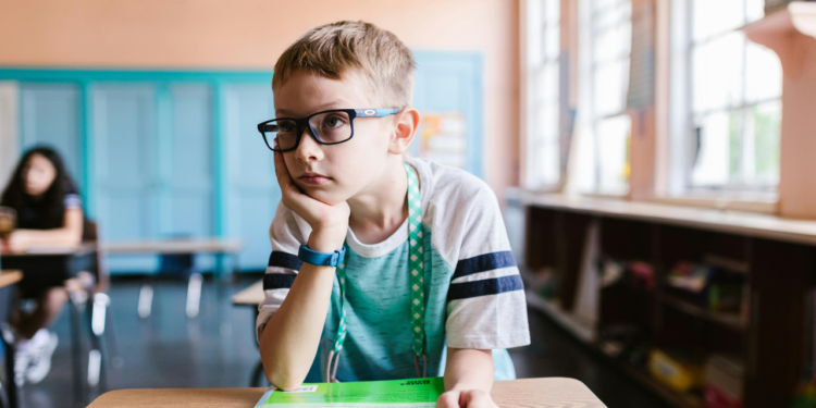 Desinteresse em atividades escolares podem ser sinais de complicações oculares