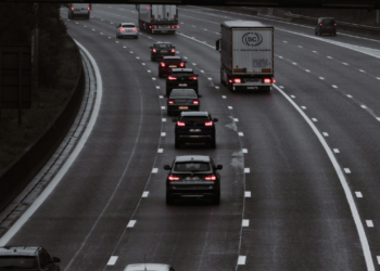 Nova faixa no trânsito promete mudar fluxo de carros nas ruas