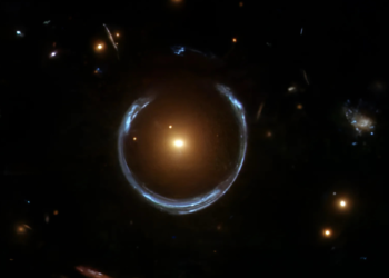 Fenômeno extremamente raro, Anel de Einstein é visto pela 1ª vez