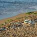 Praia brasileira virou um 'cemitério' com lixo asiático; entenda