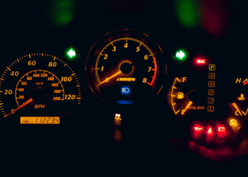 Saiba como as luzes do painel do carro podem indicar algo de errado