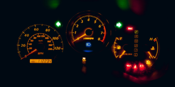 Saiba como as luzes do painel do carro podem indicar algo de errado