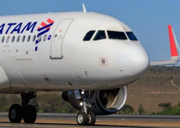 Brasileiro tenta abrir porta de avião durante o voo - Foto: Fernando Leite/Inframerica