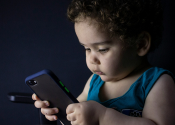 Pesquisa revela que ter celular antes dos 12 anos pode oferecer riscos à saúde