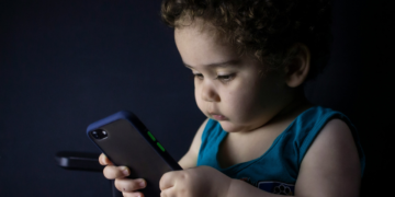 Pesquisa revela que ter celular antes dos 12 anos pode oferecer riscos à saúde