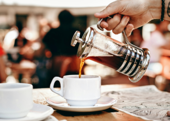 Assustador: se você passa por isso, não pode beber café em hipótese alguma
