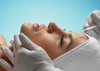 Jovens aderem ao botox cada vez mais cedo, mas prática acende alerta