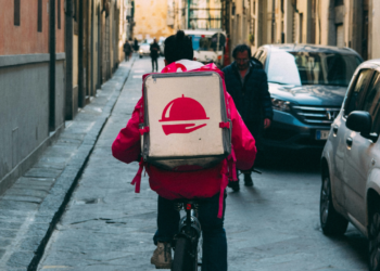 Especialistas alertam para caos no delivery se lei com taxa mínima for aprovada