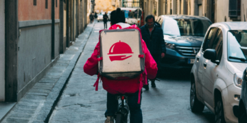 Especialistas alertam para caos no delivery se lei com taxa mínima for aprovada