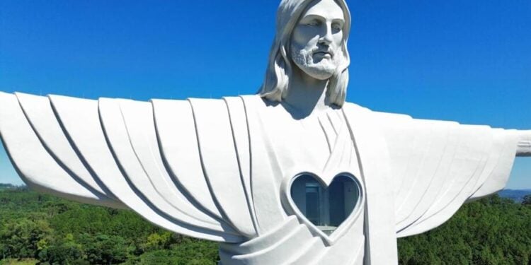 Estrutura mede cinco metros a mais que estátua do Rio de Janeiro