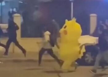 Manifestante vestido de Pikachu vai as ruas da Turquia - Reprodução