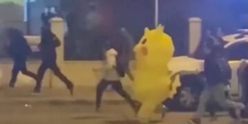 Manifestante vestido de Pikachu vai as ruas da Turquia - Reprodução