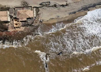 Vista aérea mostra casas destruídas na praia em Atafona, no Rio de Janeiro
Imagem: Ricardo Moraes/Reuters