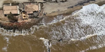 Vista aérea mostra casas destruídas na praia em Atafona, no Rio de Janeiro
Imagem: Ricardo Moraes/Reuters