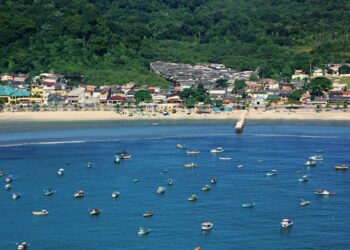Imagem da praia mais poluída do litoral paulista, segundo o último relatório da Companhia Ambiental do Estado de São Paulo. Crédito: Pedro Rezende.