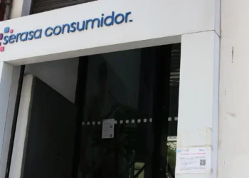 Atendimento para quem deseja limpar o nome do Serasa - Imagem: Rovena Rosa/Agência Brasil
