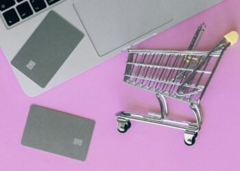 76% dos consumidores pesquisam online antes de comprar em lojas físicas