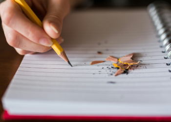Estudo revela que escrever à mão é melhor para o aprendizado