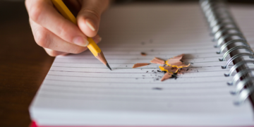 Estudo revela que escrever à mão é melhor para o aprendizado